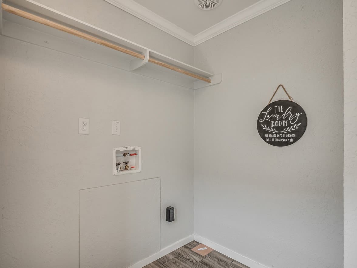 Emerald 28483a bedroom home features