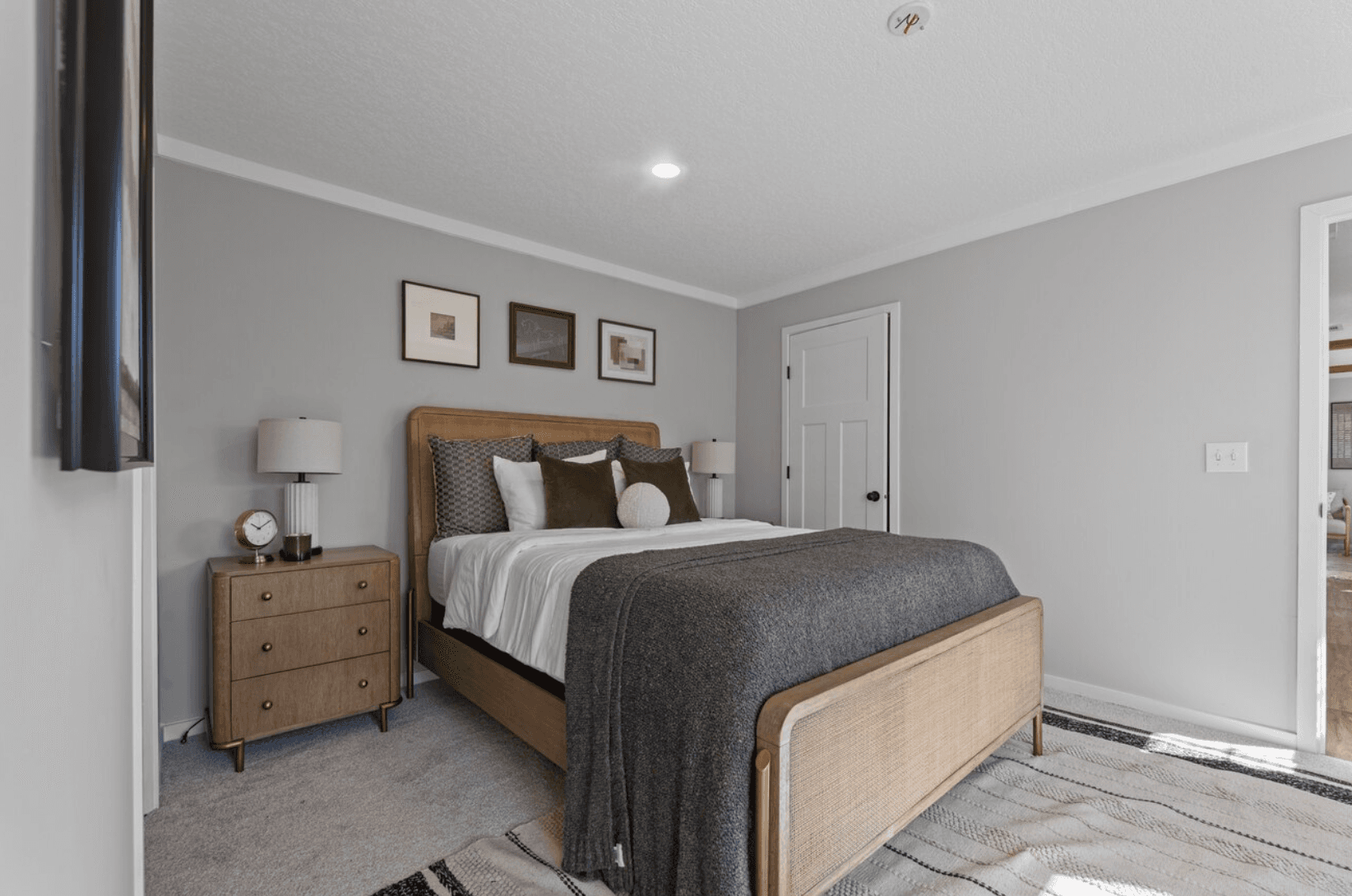 Helix 16763n bedroom home features