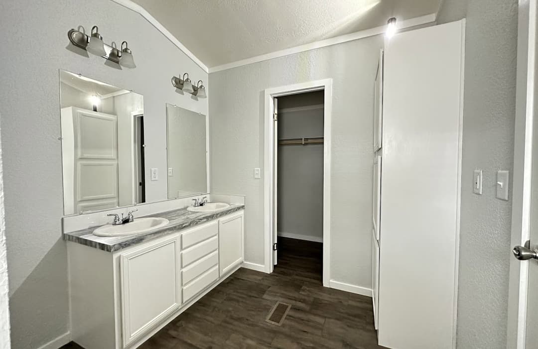 Emerald 16763b bathroom home features