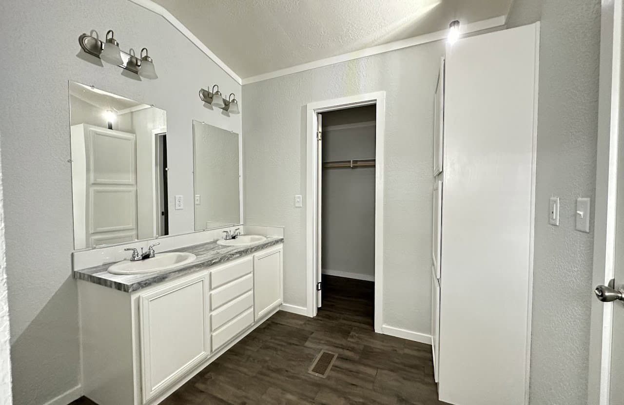 Emerald 16763b bathroom home features