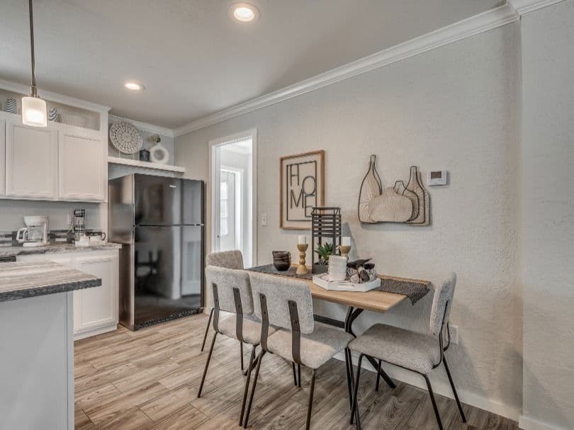 Emerald 28483a interior home features