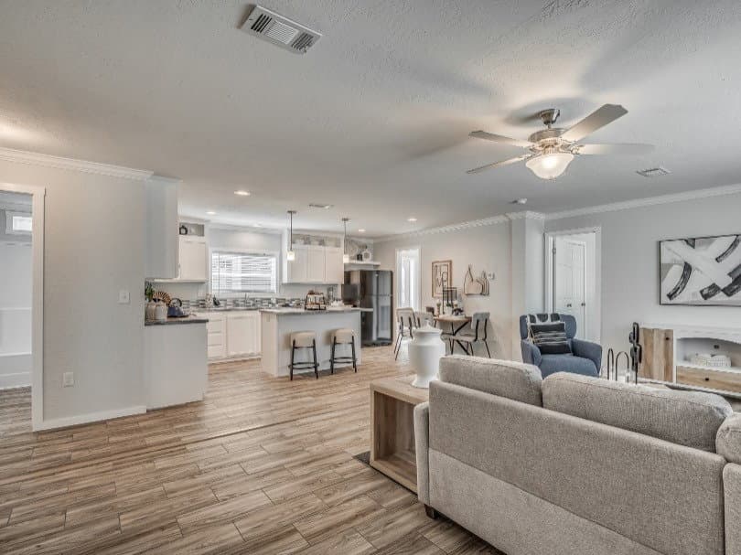 Emerald 28483a interior home features