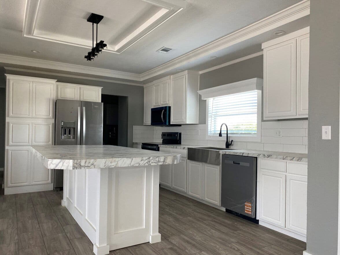 Solitaire 32824a hero and kitchen home features