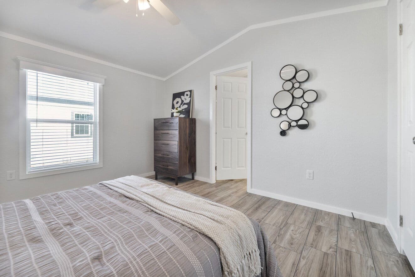 Emerald 16682a bedroom home features